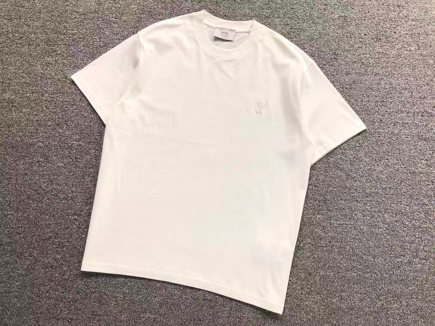 Camiseta AMI Paris Logo Coração Mini Bordado