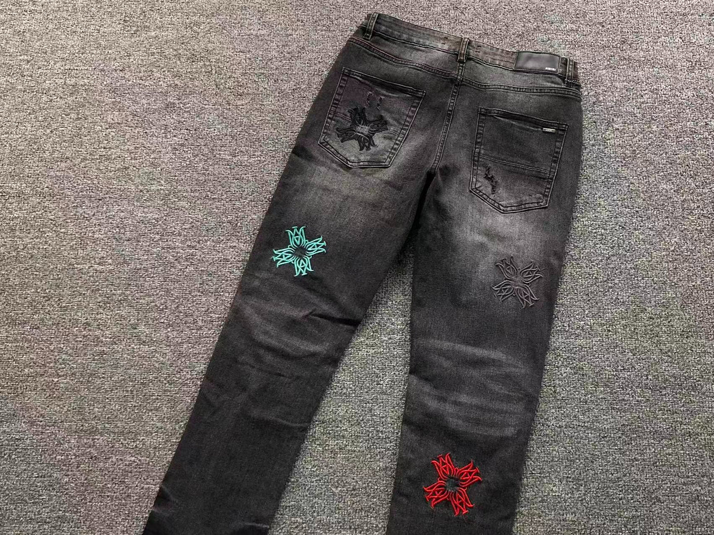 Calça AMIRI Multi Patch Black Destroyed Denim
