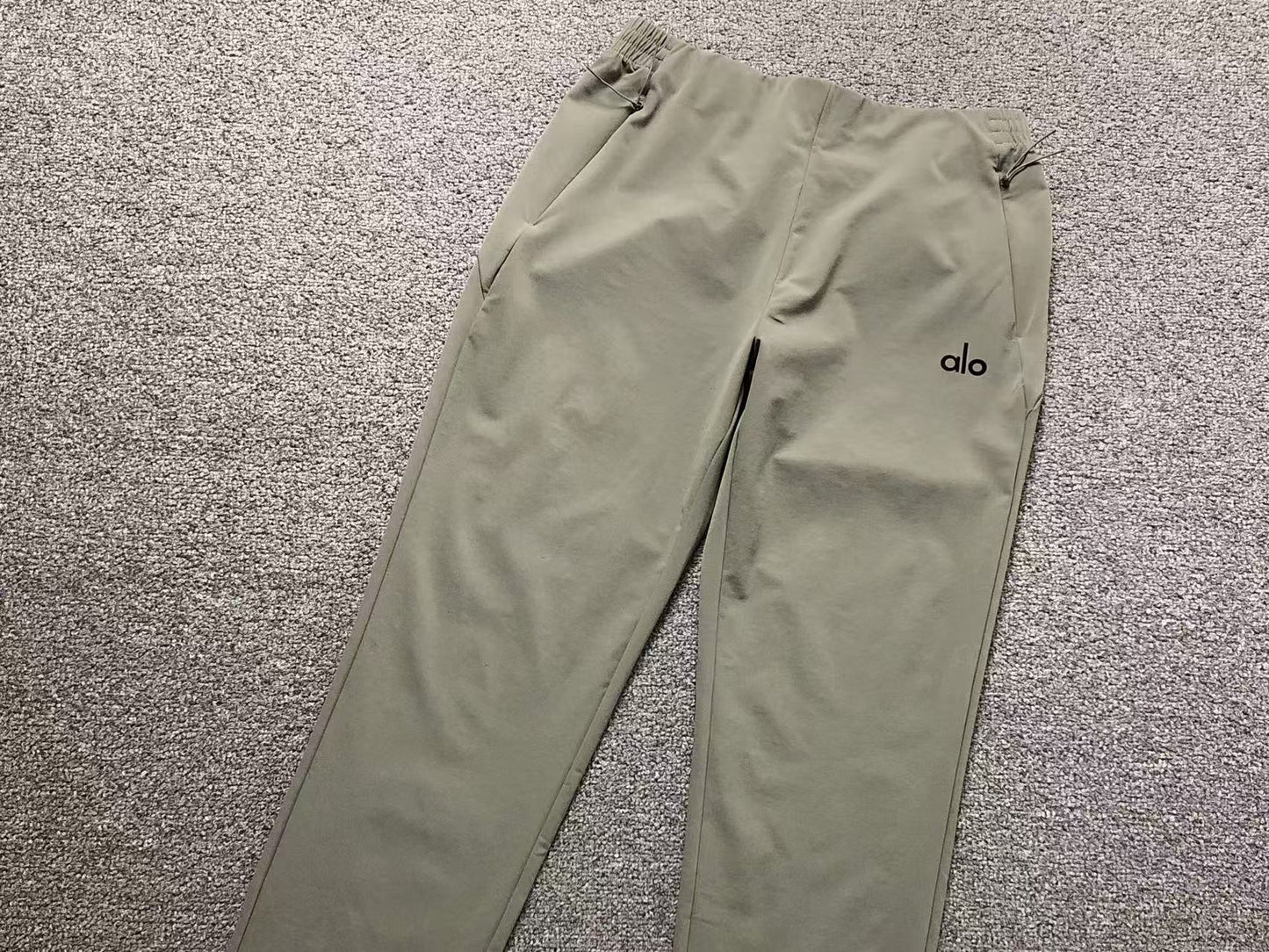 Calça elástica ALO moletom cargo