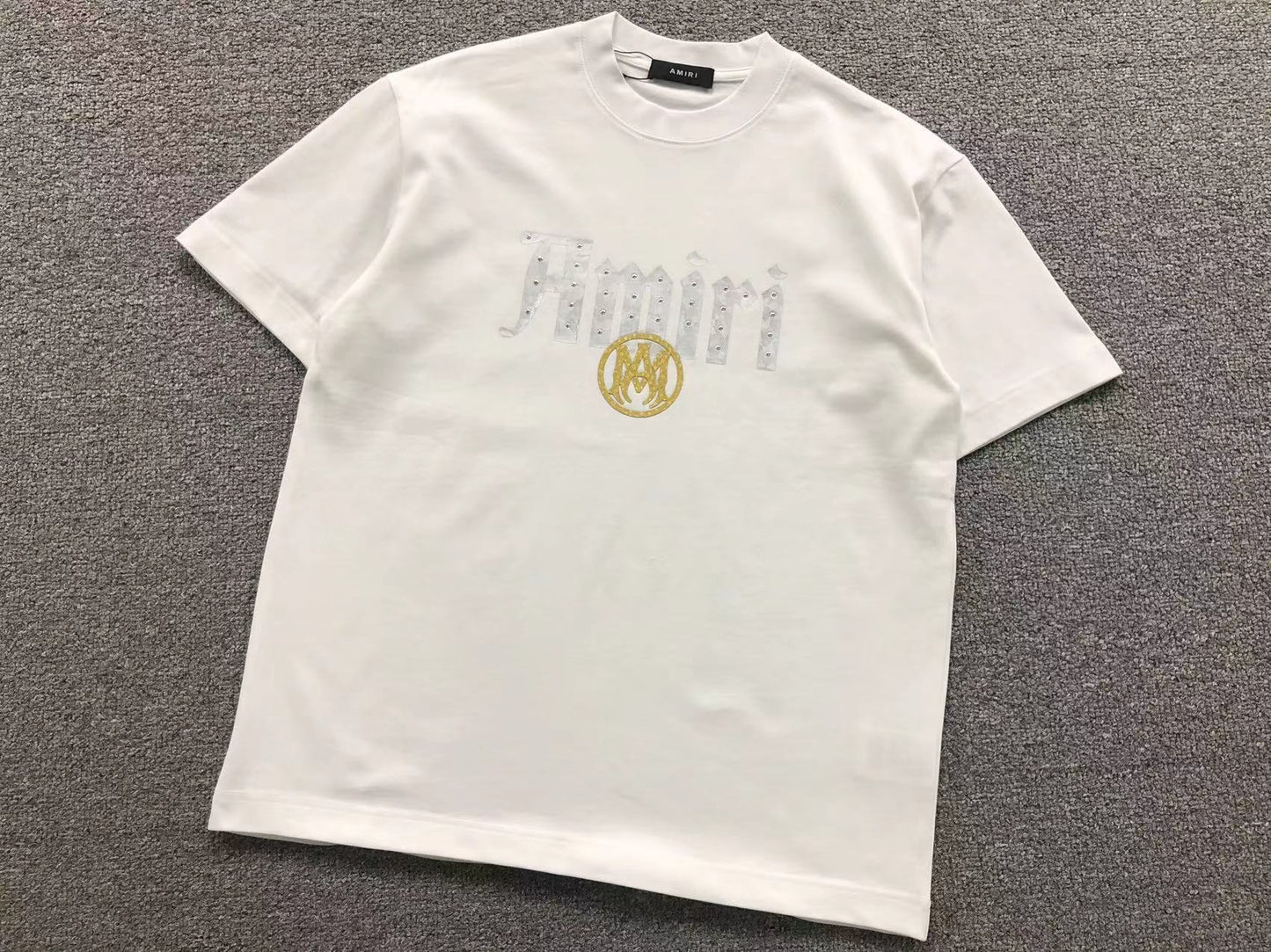 Camiseta AMIRI Gothic Logo Gold Emblem