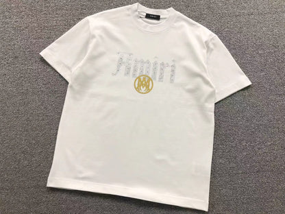 Camiseta AMIRI Gothic Logo Gold Emblem