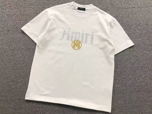Camiseta AMIRI Gothic Logo Gold Emblem