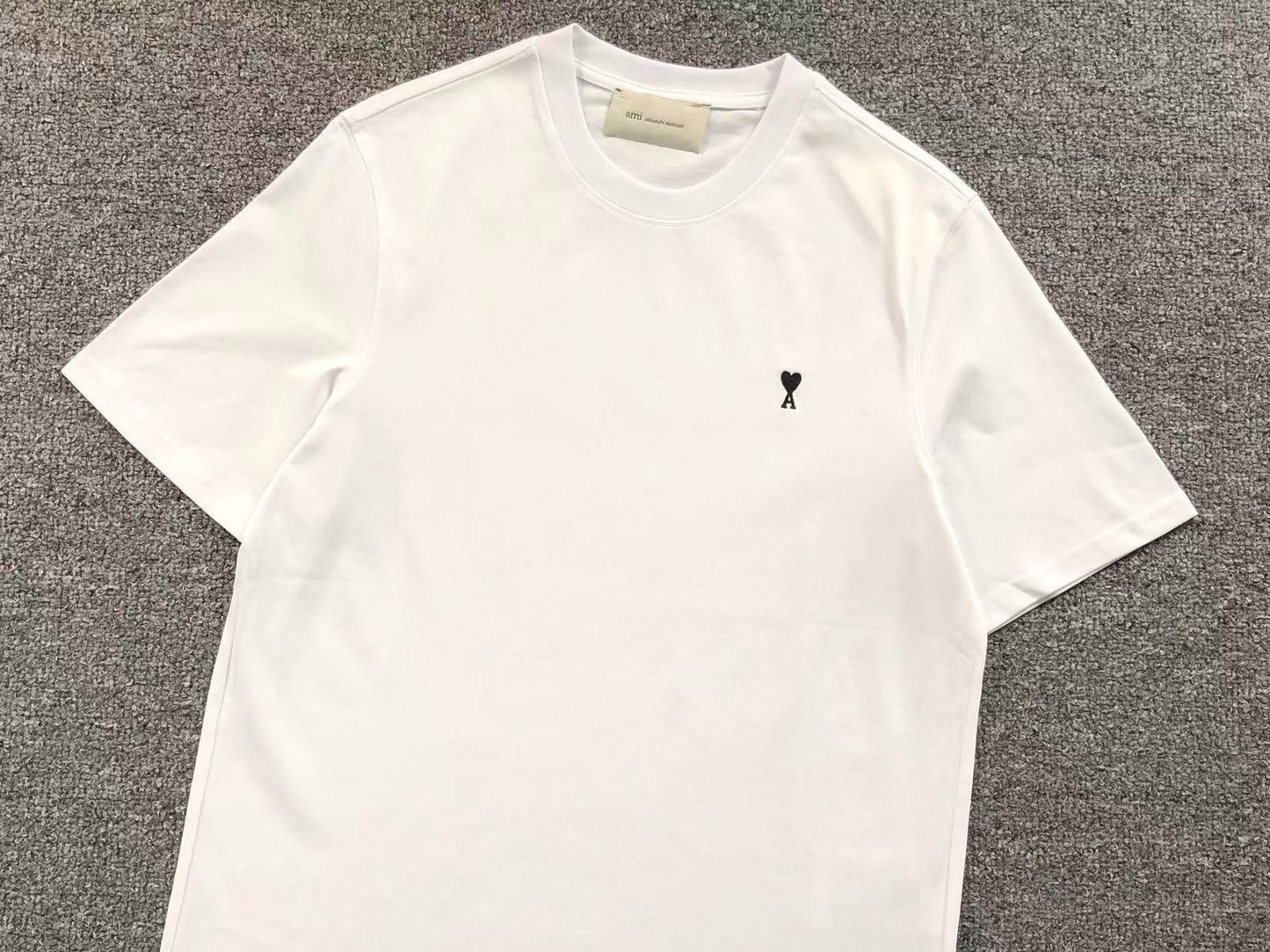 Camiseta AMI Paris Logo Coração Mini Bordado