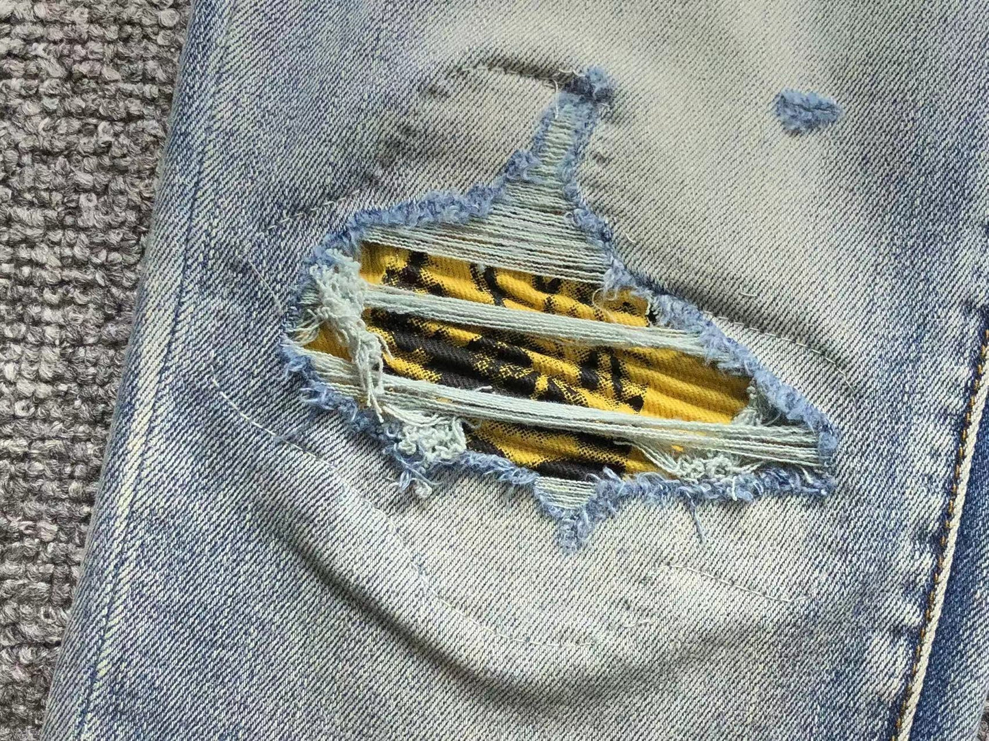 Calça AMIRI Light Wash Destroyed Denim