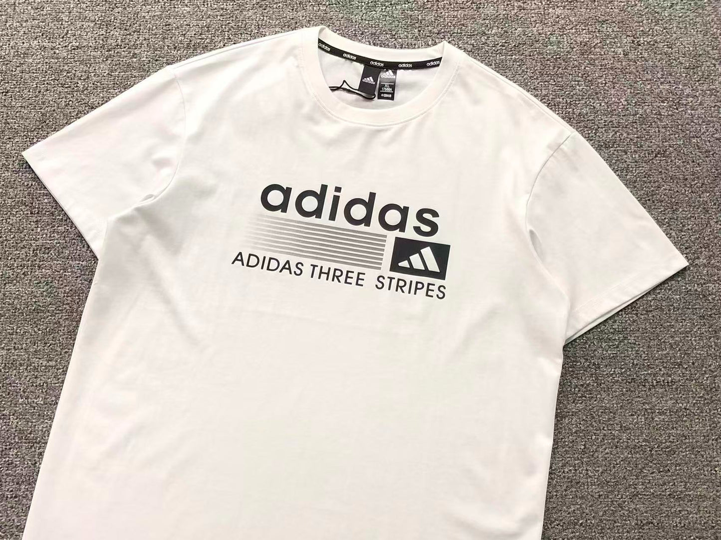 Camiseta Adidas Three Stripes Identity Logo