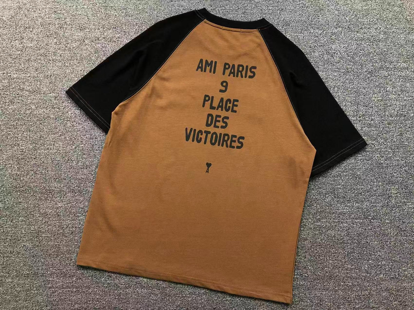 Camiseta AMI Paris Varsity Logo Raglan