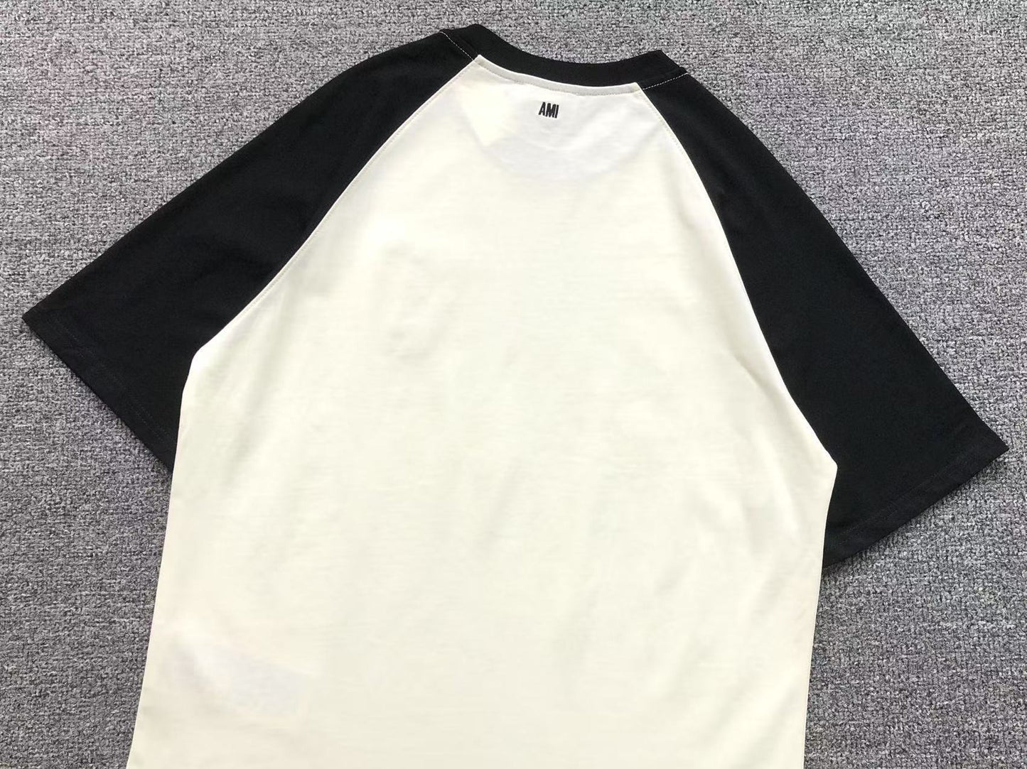 Camiseta AMI Paris Raglan Patch Logo