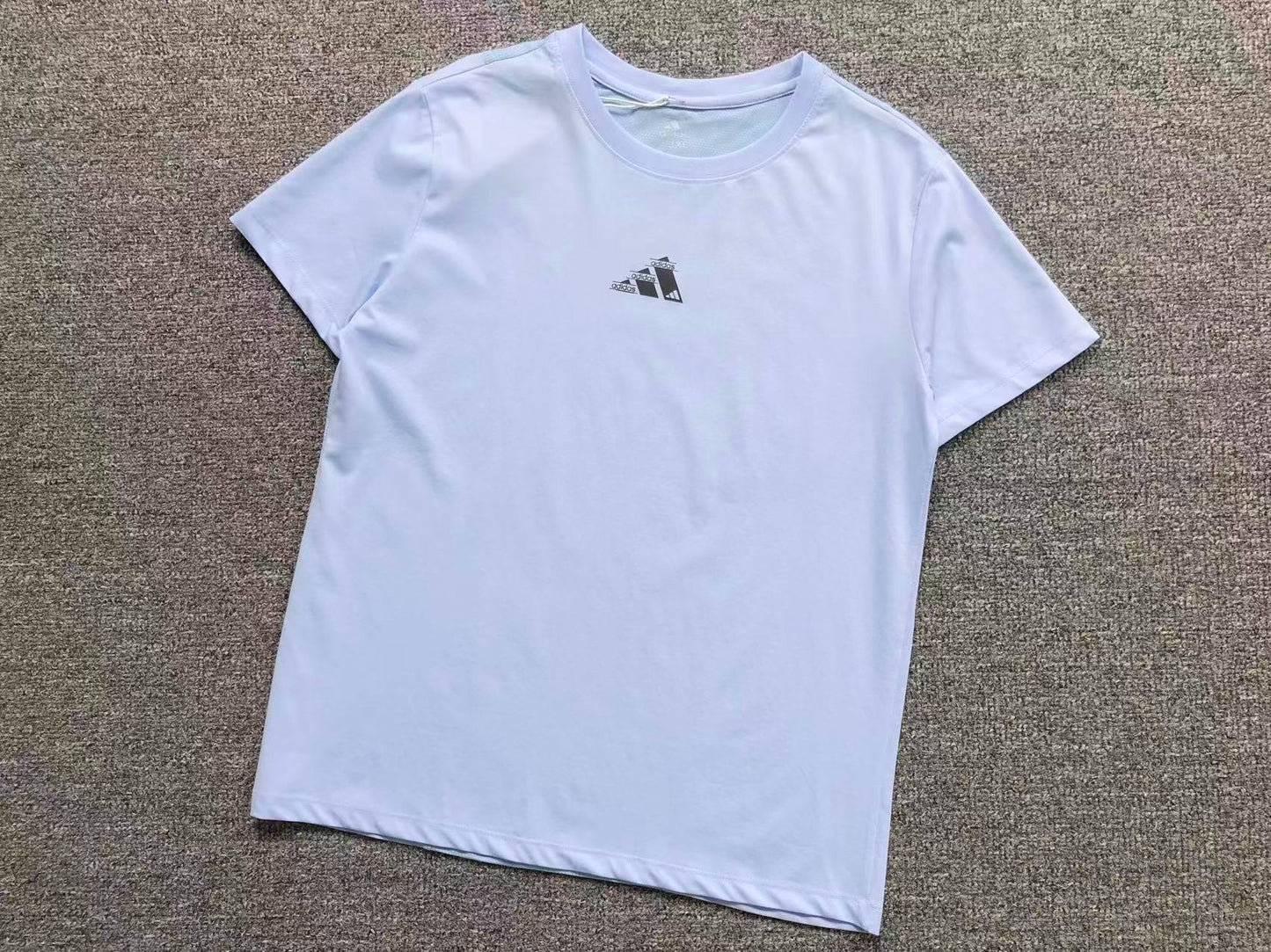 Camiseta Adidas Micro Logo Minimal Feminina