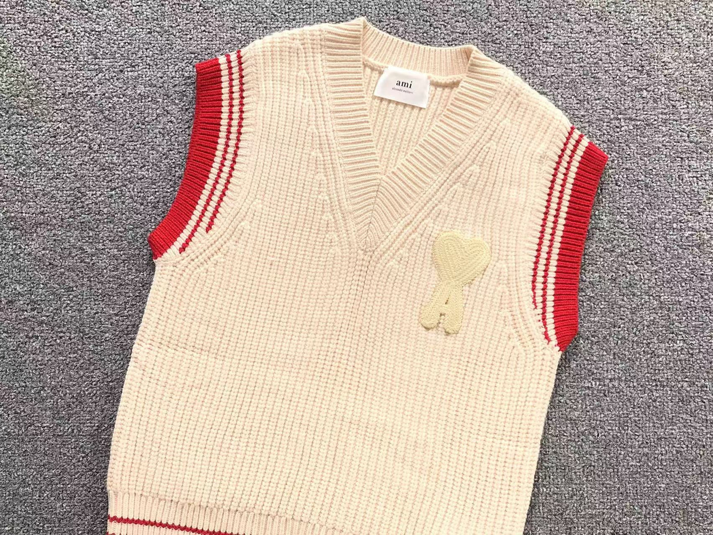 Suéter AMI Paris Tricot V Neck Heart Logo