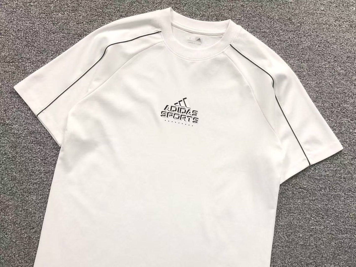 Camiseta Adidas Clean Sport Design