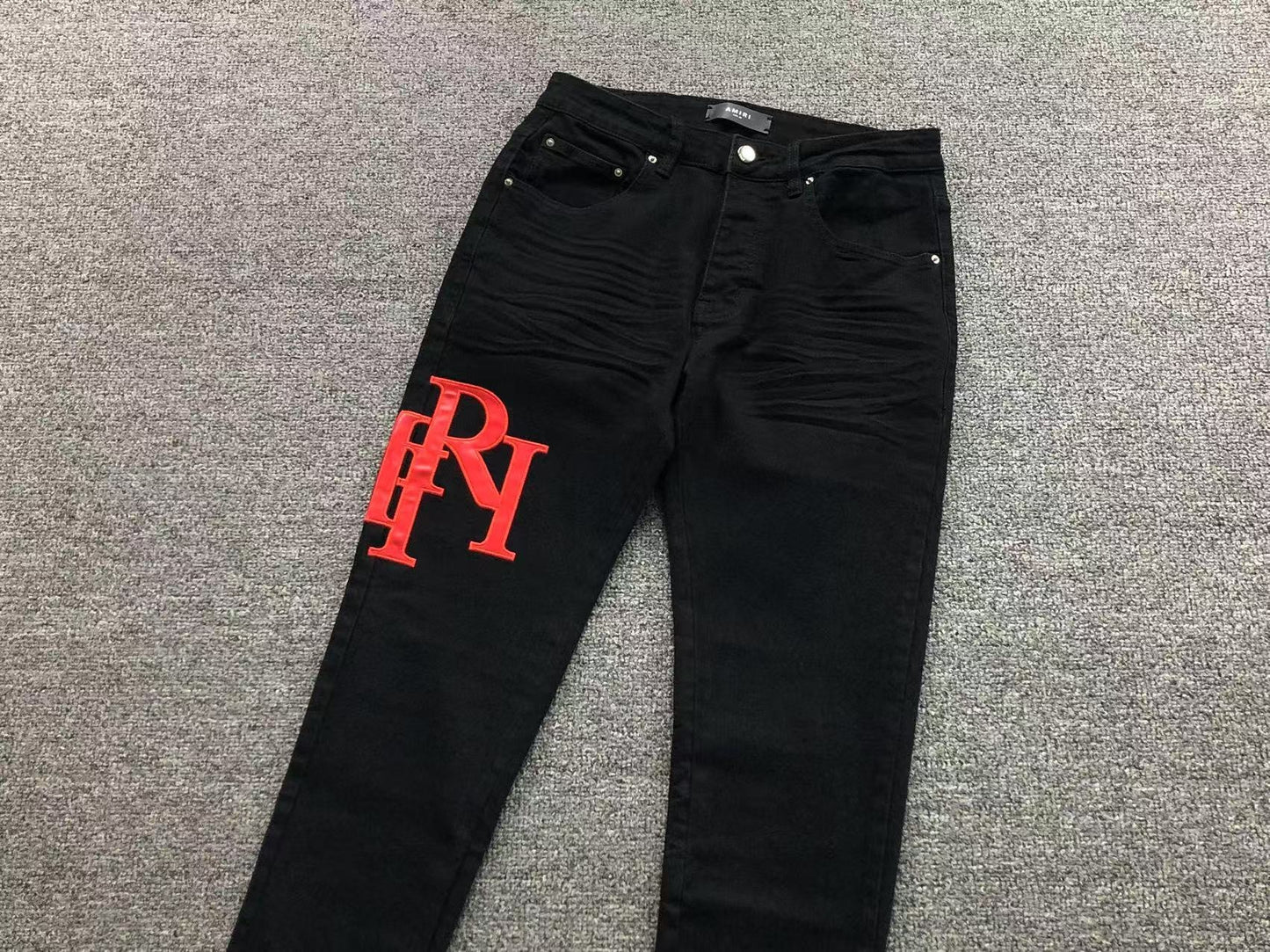 Calça AMIRI Logo Red Black Denim