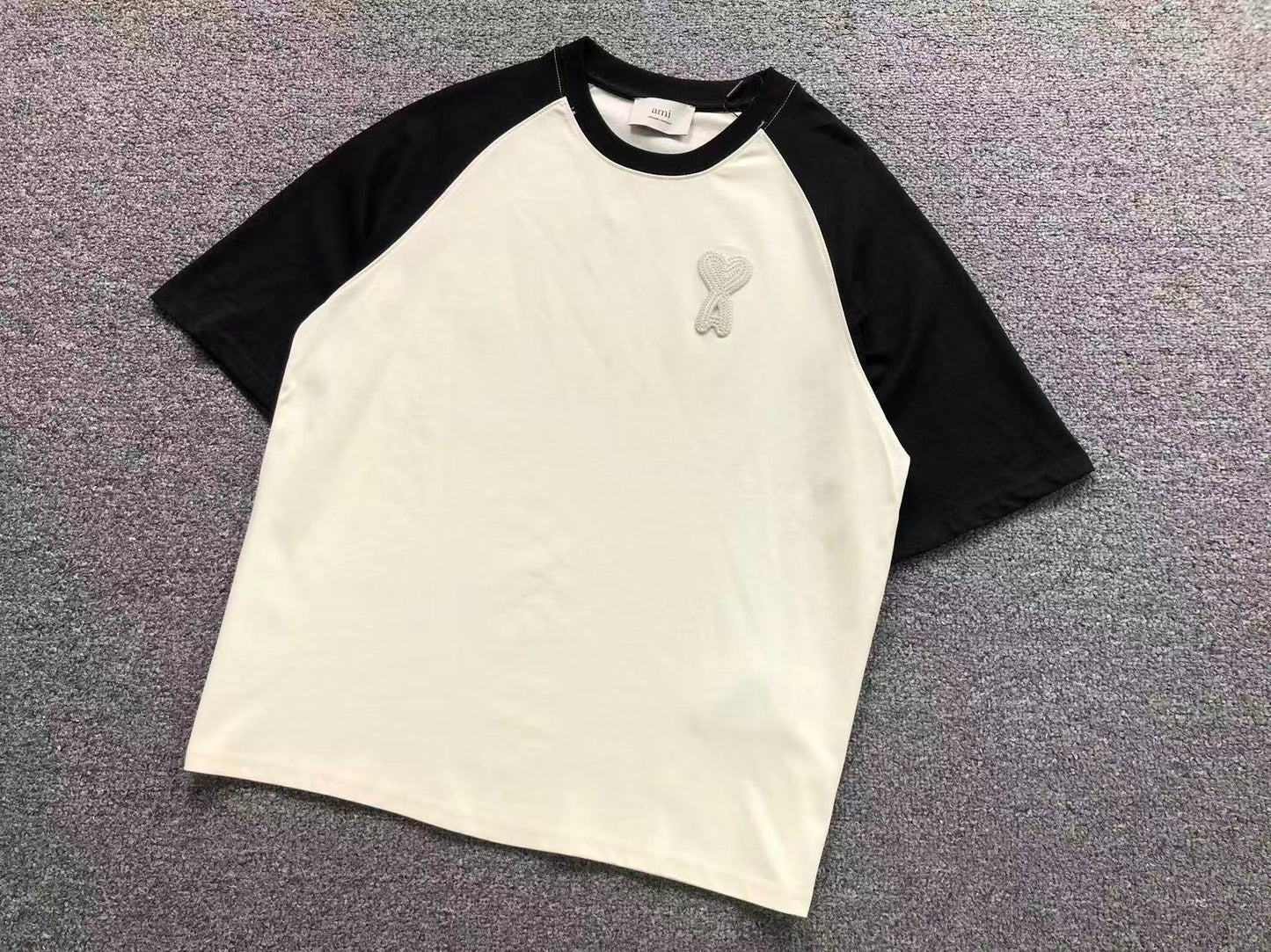 Camiseta AMI Paris Raglan Logo Coração