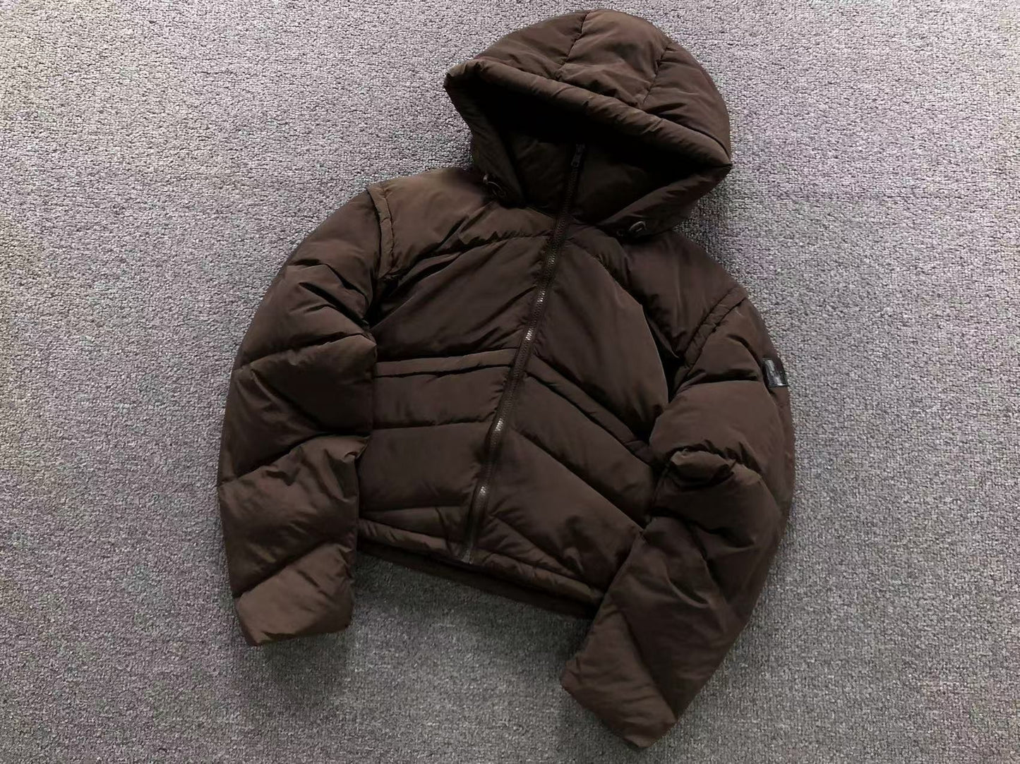 Jaqueta ALO puffer com capuz design V Feminino