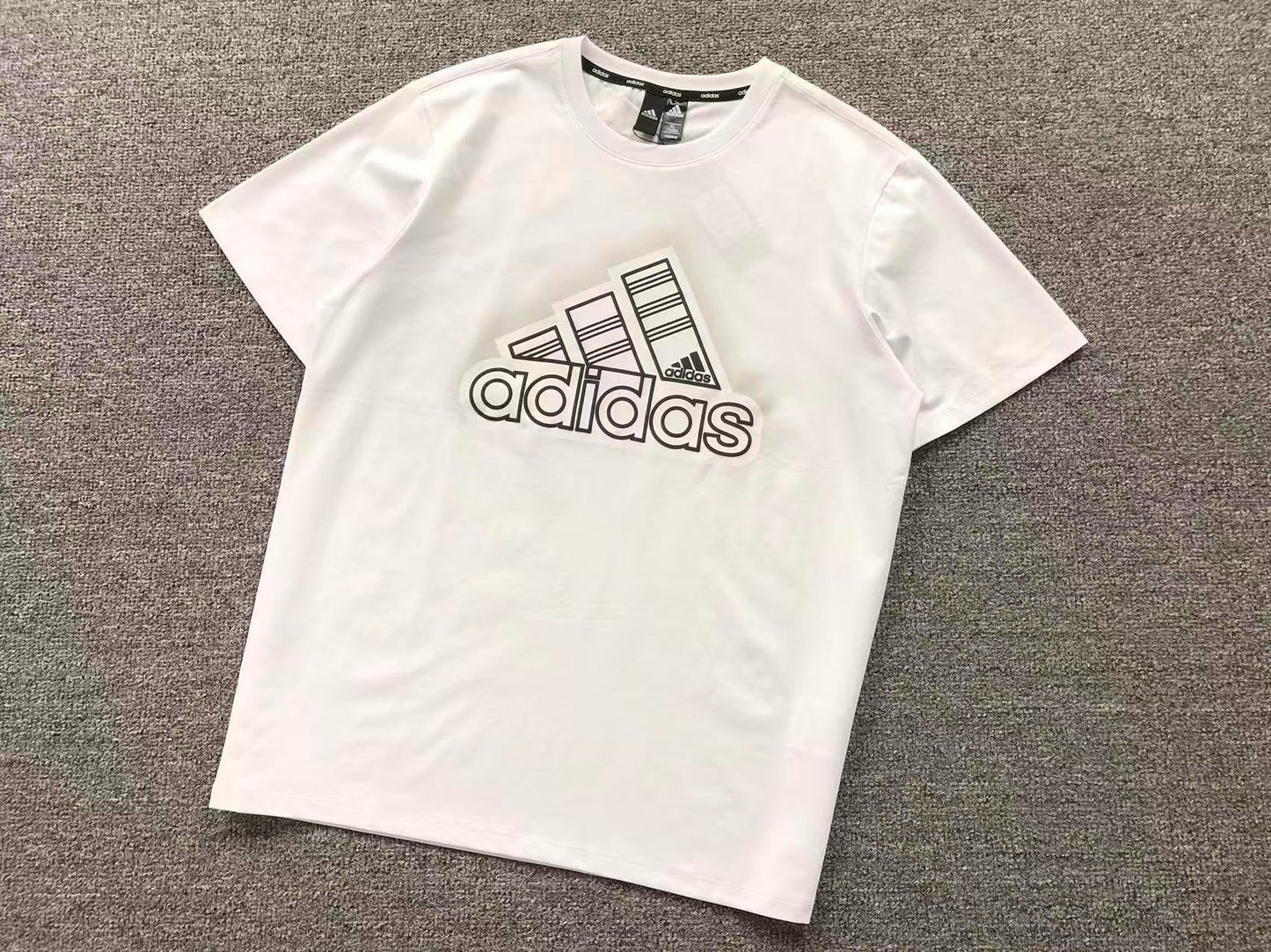 Camiseta Adidas Performance Oversized Logo