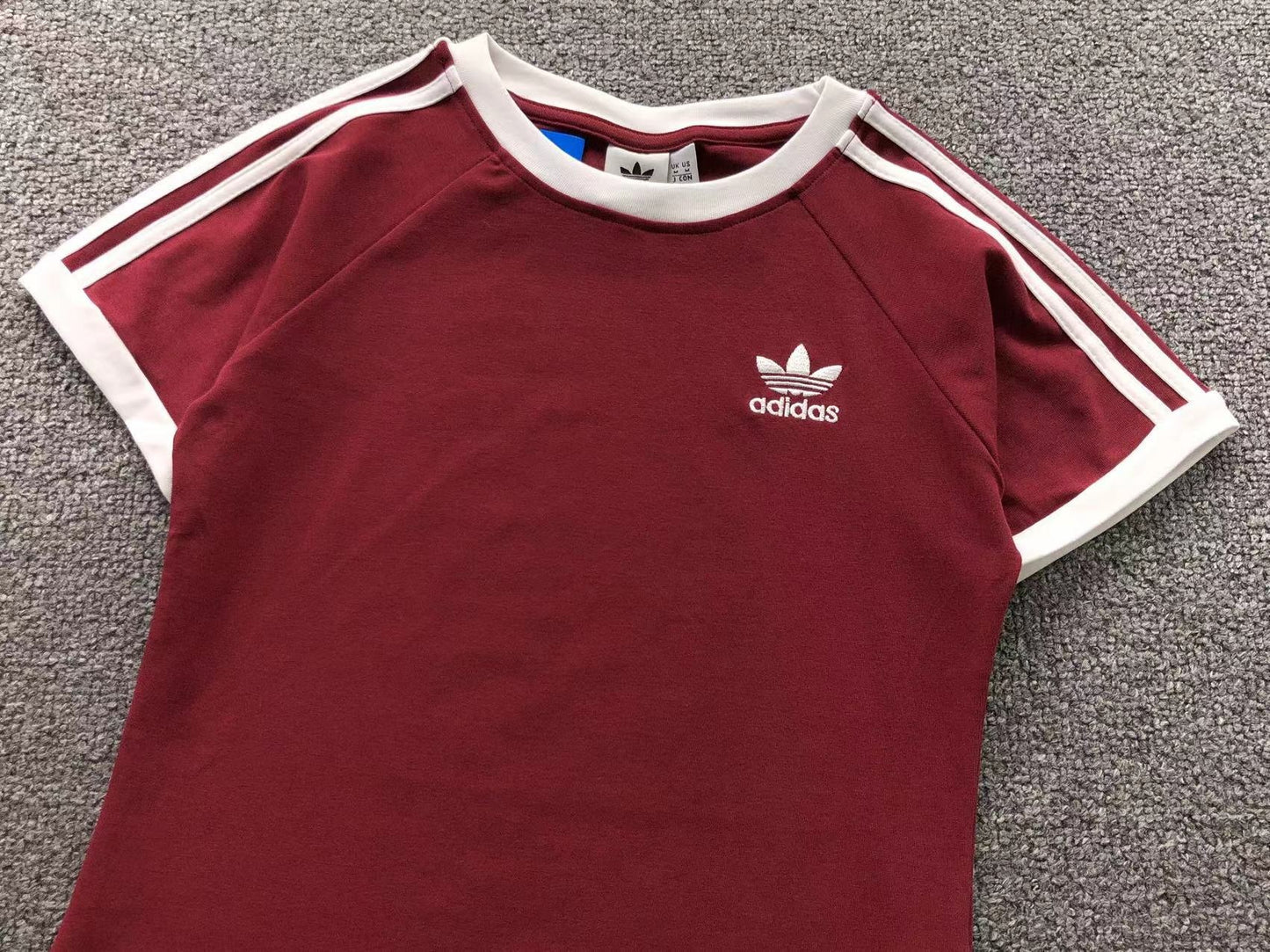 Camiseta Adidas Raglan Core 3-Stripes Feminina