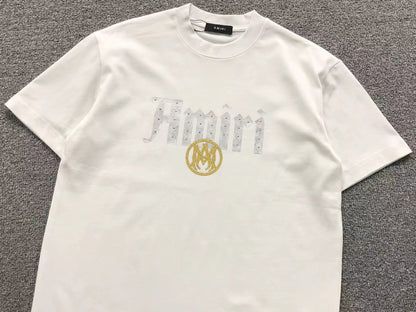 Camiseta AMIRI Gothic Logo Gold Emblem