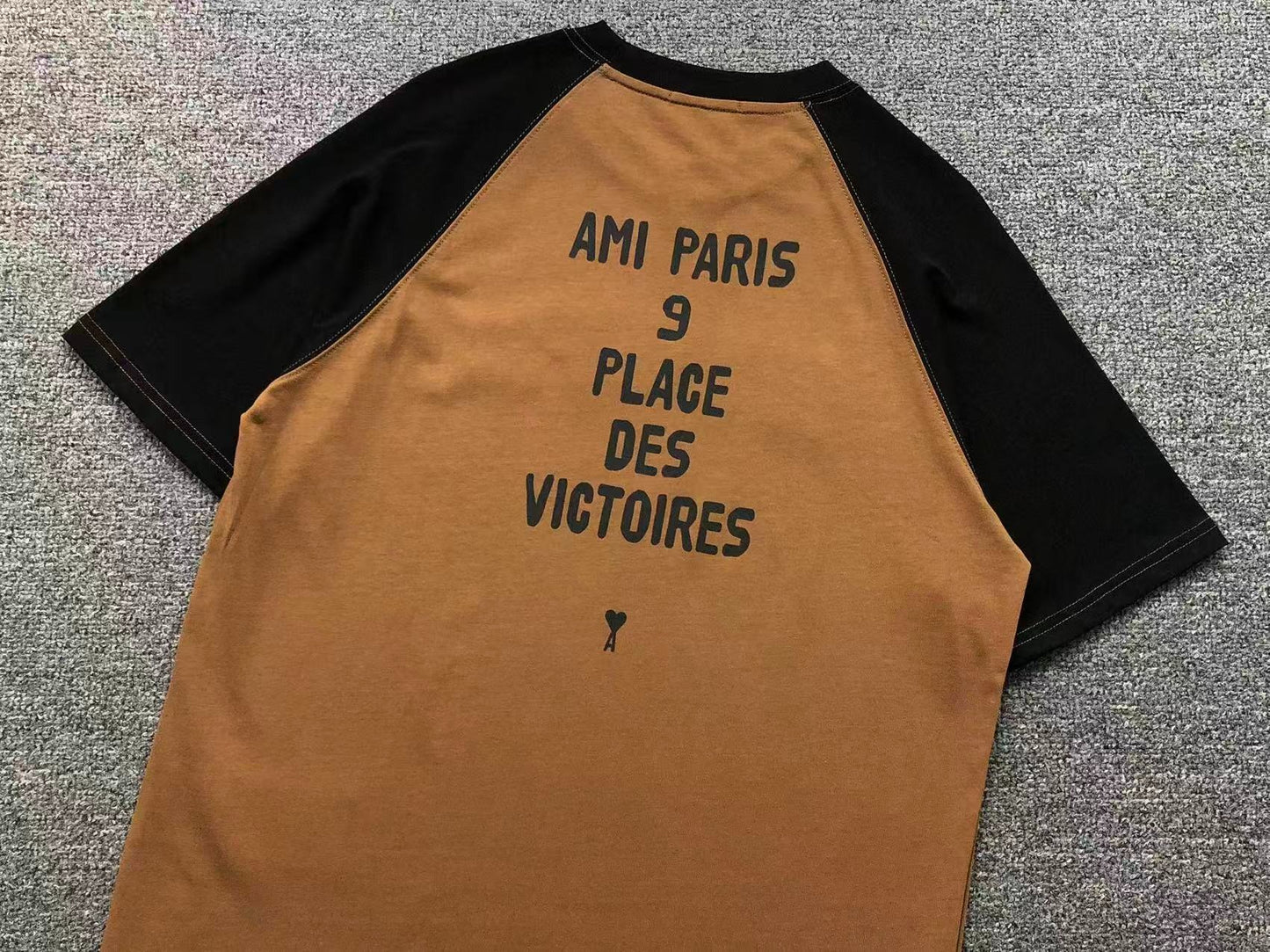 Camiseta AMI Paris Varsity Logo Raglan