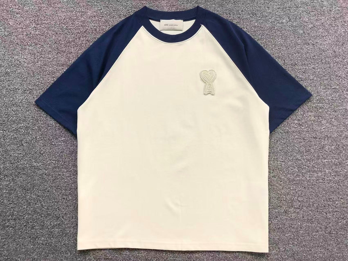 Camiseta AMI Paris Raglan Logo Coração