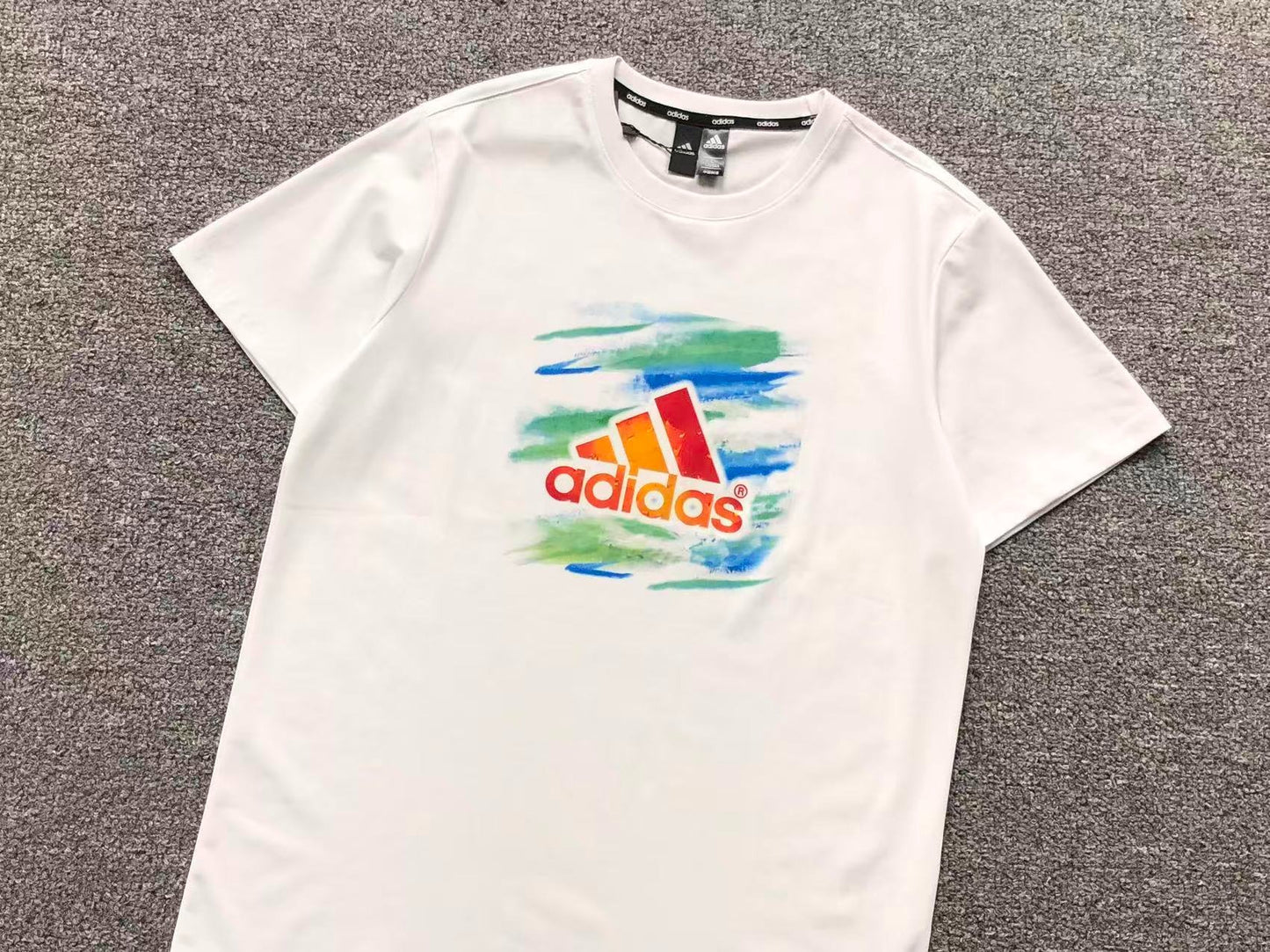 Camiseta Adidas Brush Stroke Color Logo