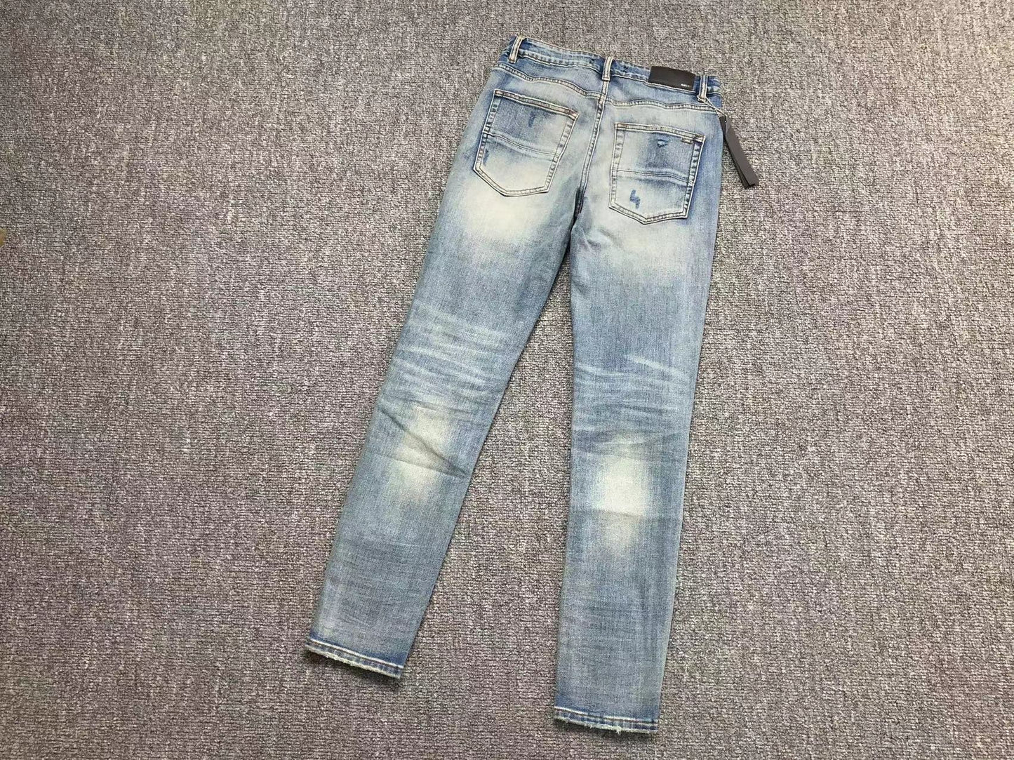 Calça AMIRI Light Wash Destroyed Denim