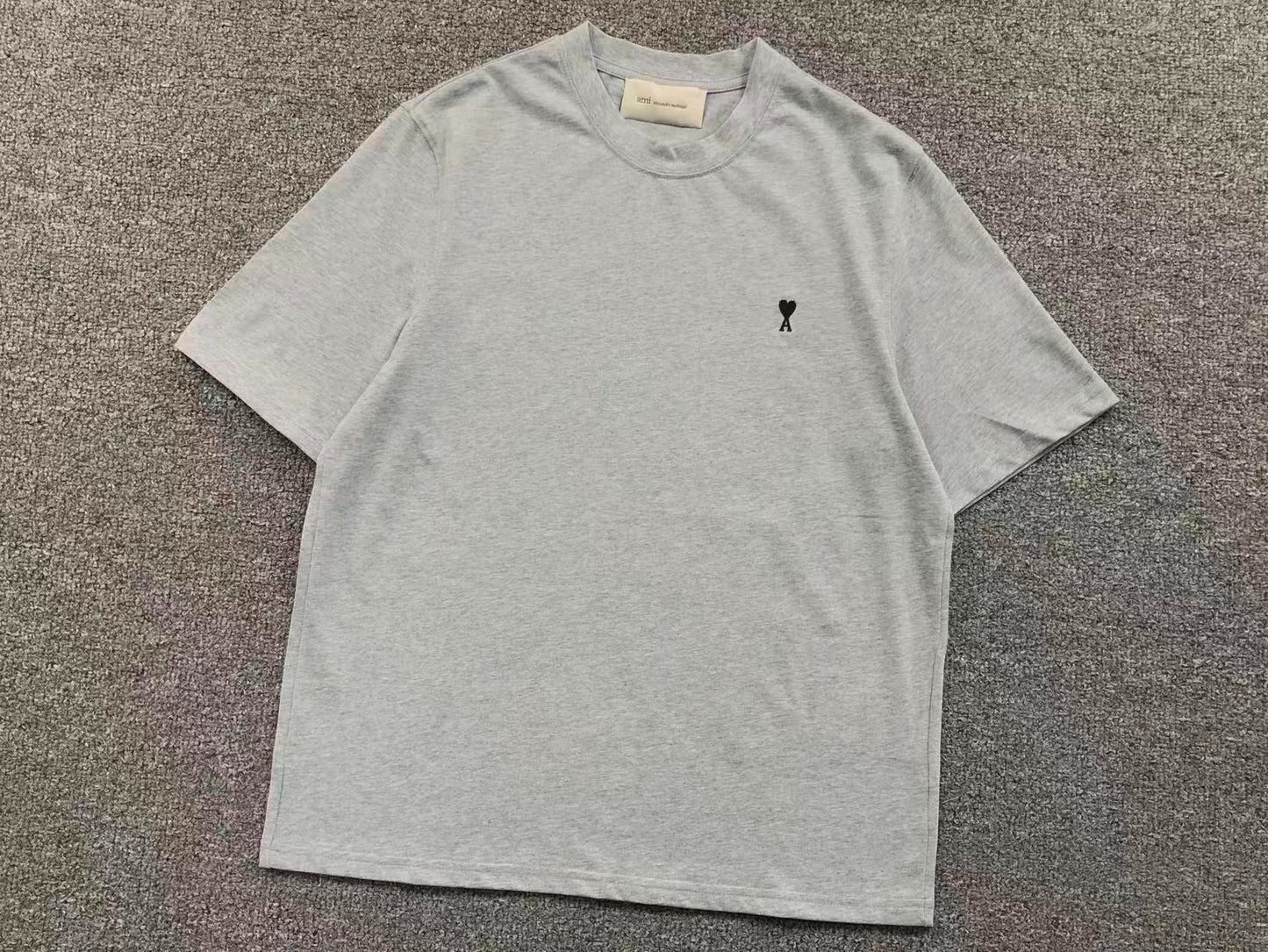Camiseta AMI Paris Logo Coração Mini Bordado