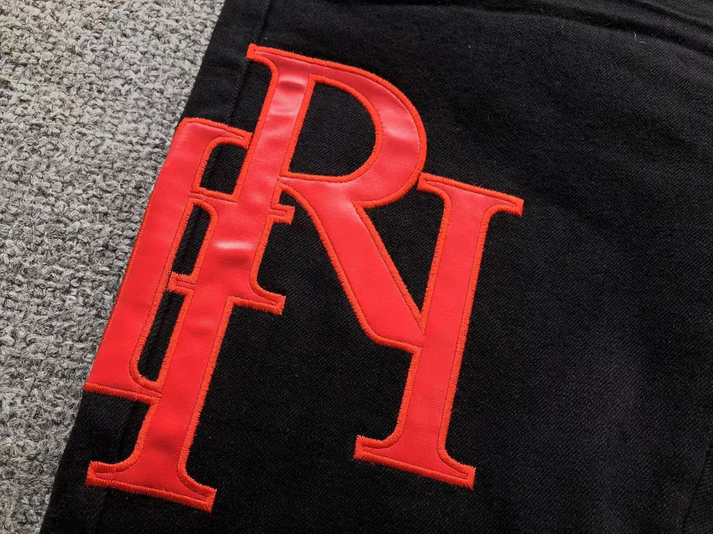 Calça AMIRI Logo Red Black Denim