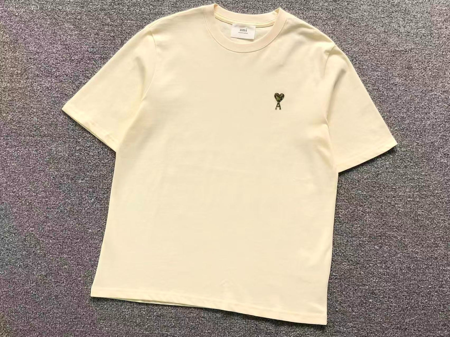 Camiseta AMI Paris Mini Heart Logo Minimal