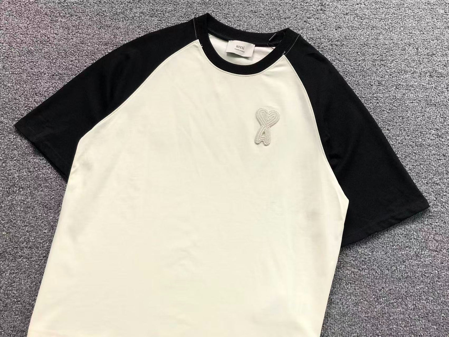 Camiseta AMI Paris Raglan Logo Coração