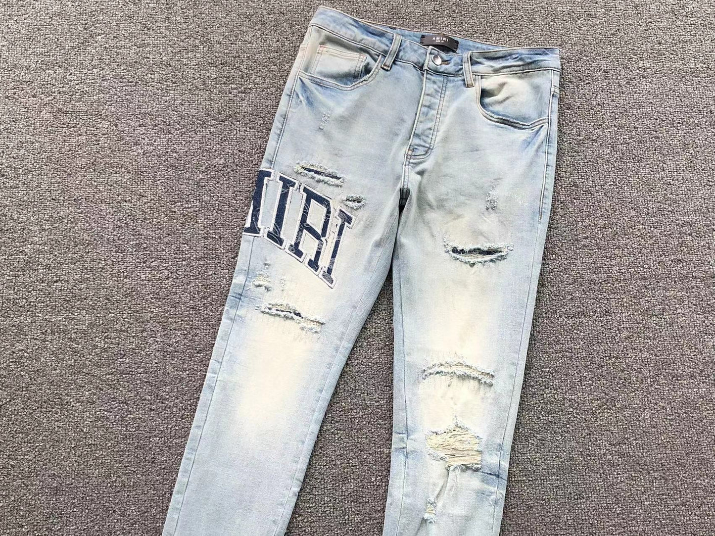 Calça AMIRI Logo Distressed Light Blue Denim