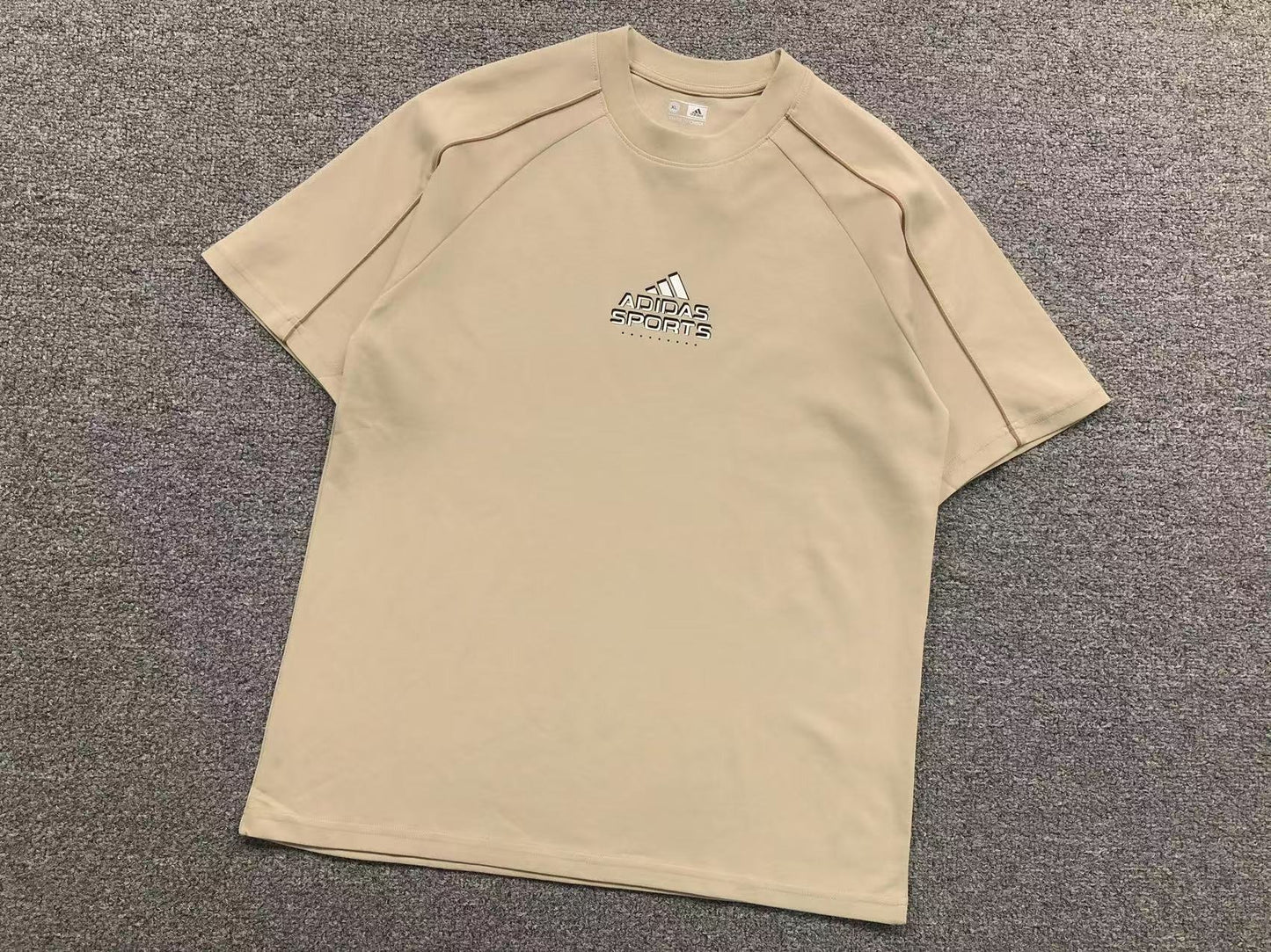 Camiseta Adidas Clean Sport Design