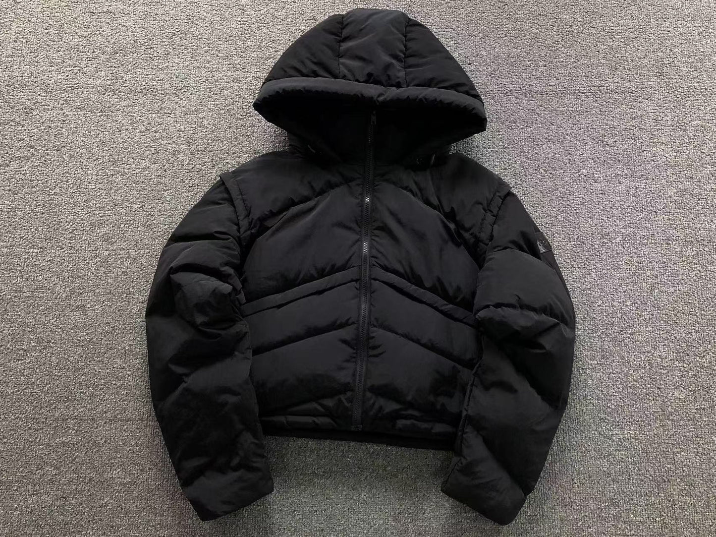 Jaqueta ALO puffer com capuz design V Feminino