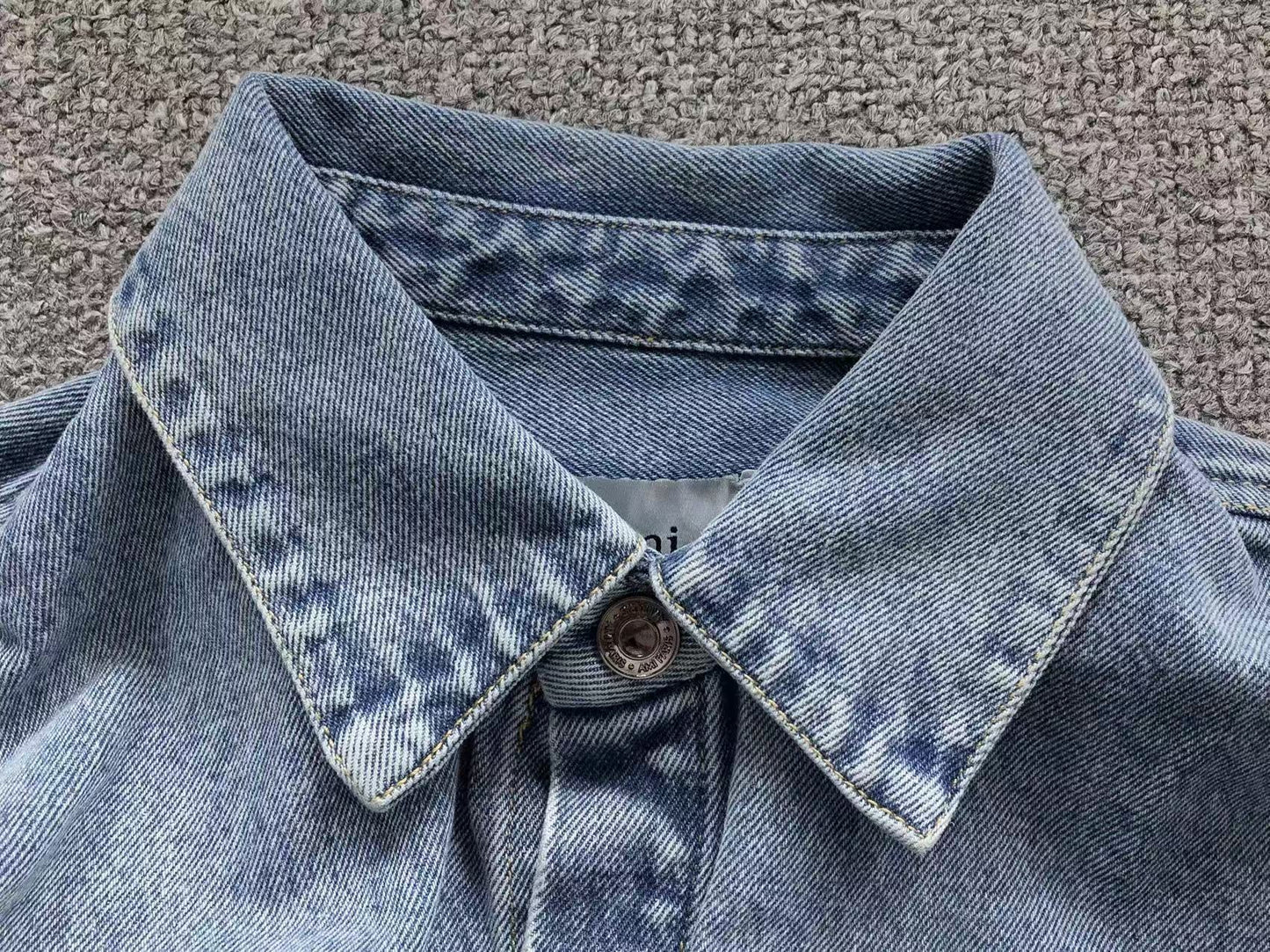 Camisa AMI Paris Denim Cropped Logo Coração