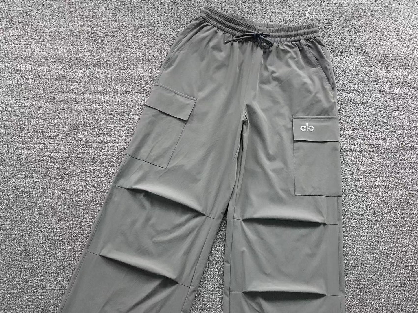 Calça elástica ALO moletom cargo