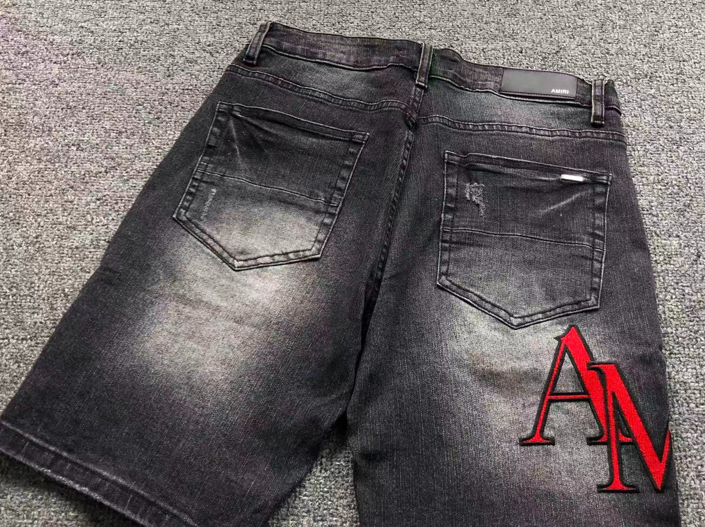 Bermuda Jeans AMIRI Black Distressed Red Logo