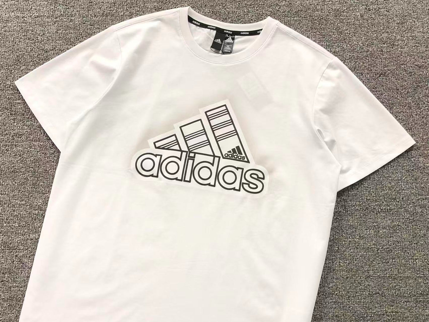 Camiseta Adidas Performance Oversized Logo