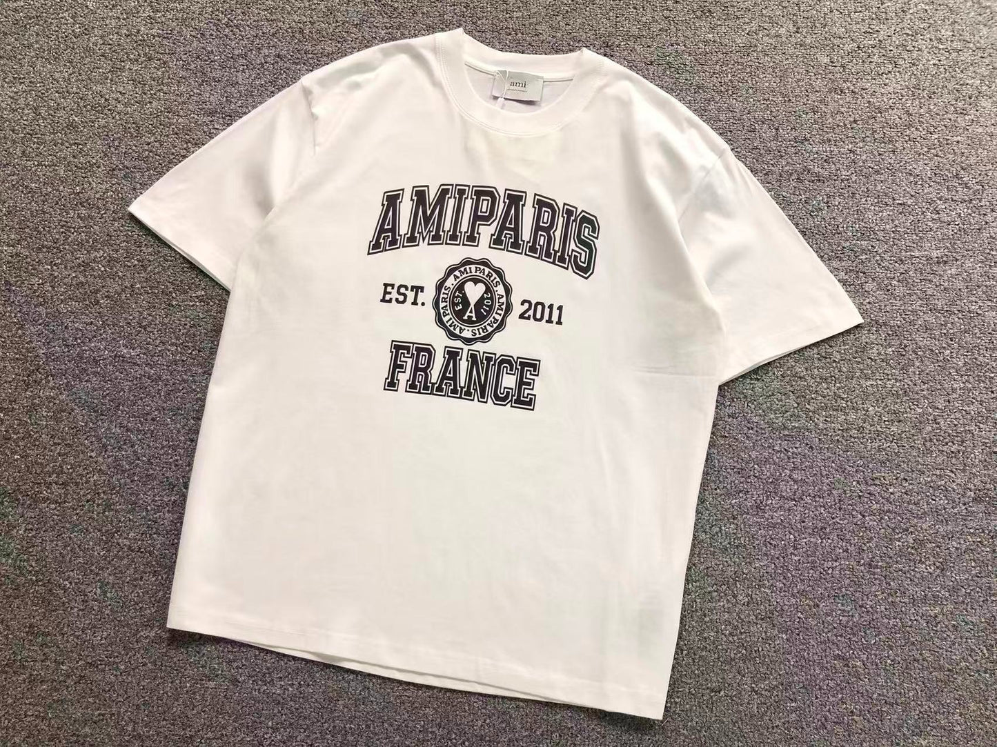 Camiseta AMI Paris Badge Varsity