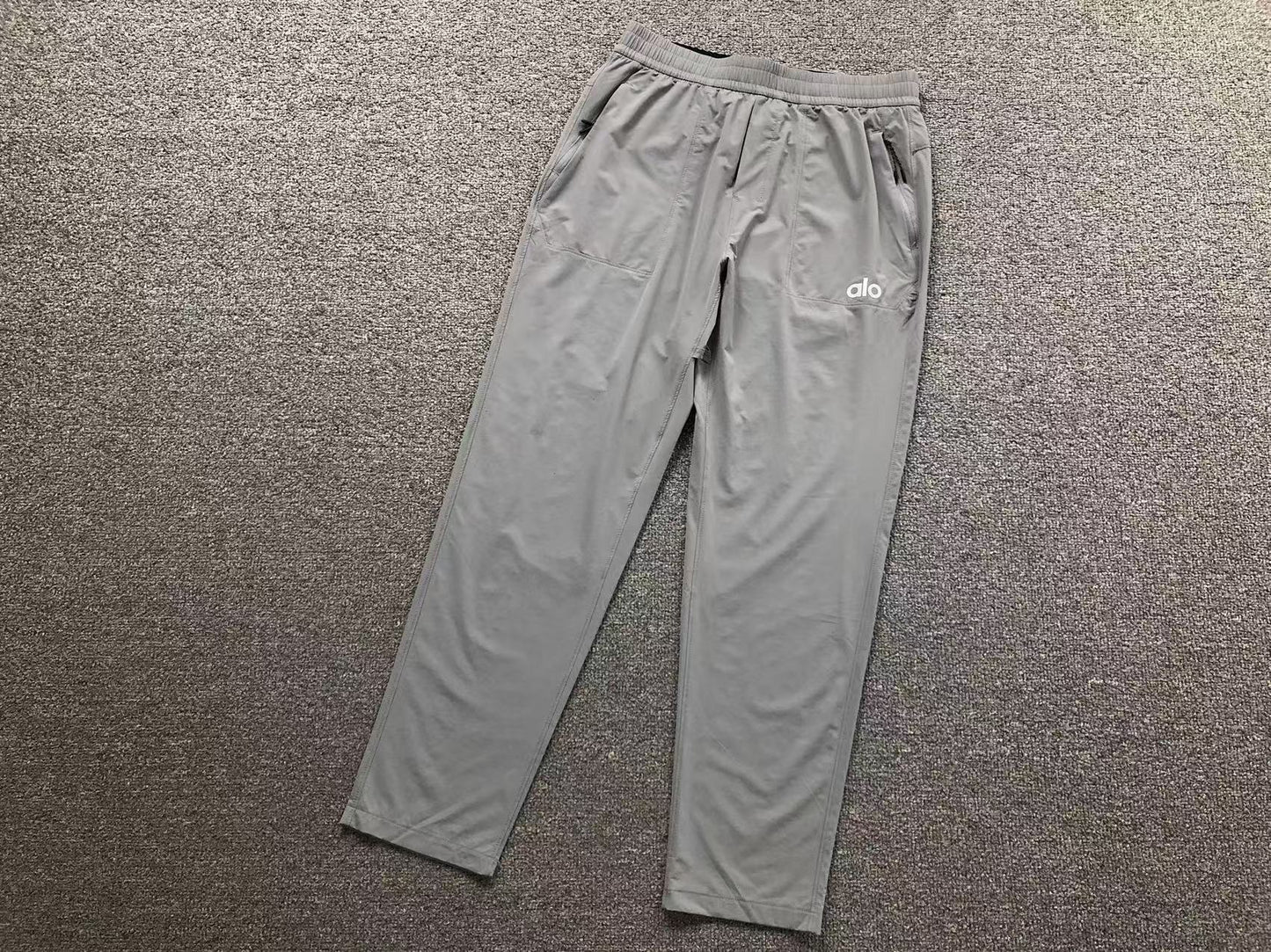 Calça elástica ALO moletom cargo