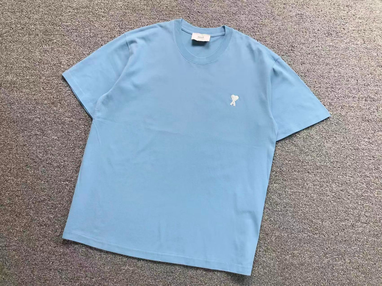 Camiseta AMI Paris Logo Coração Mini Bordado