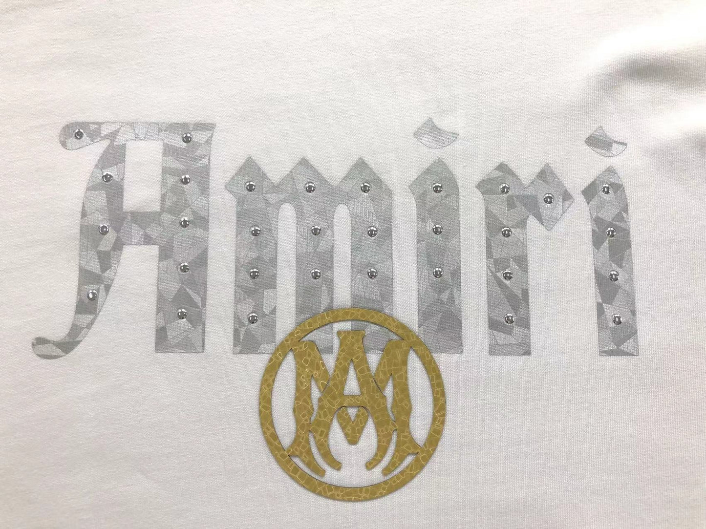 Camiseta AMIRI Gothic Logo Gold Emblem