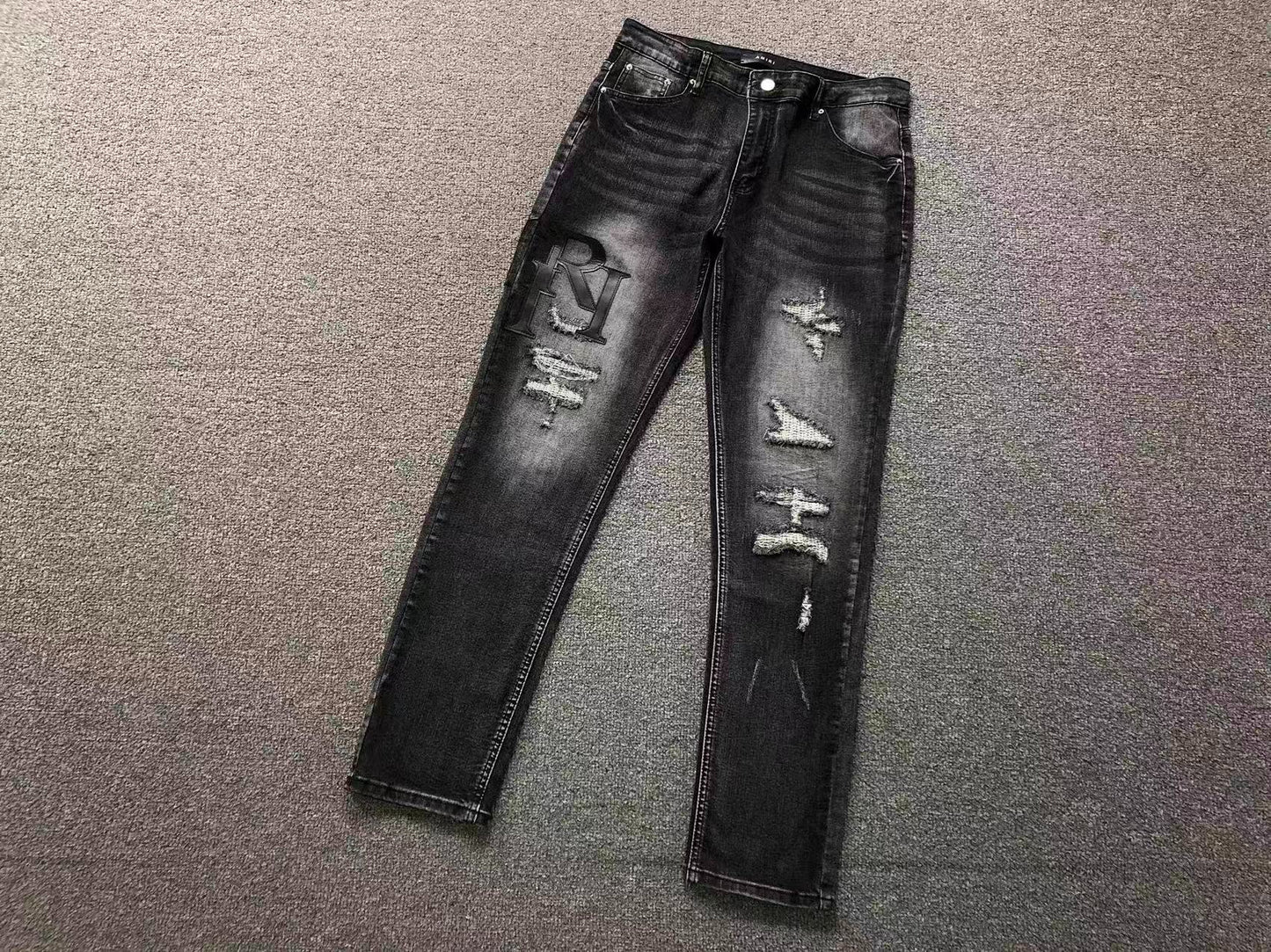 Calça AMIRI Tonal Logo Black Destroyed Denim