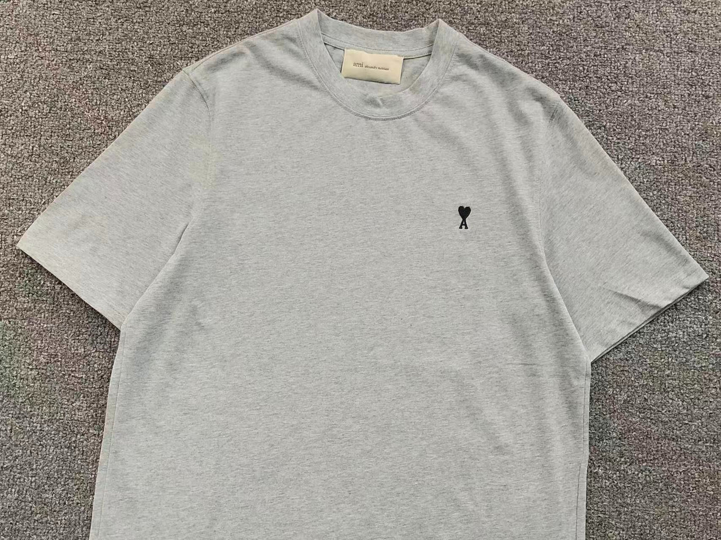 Camiseta AMI Paris Logo Coração Mini Bordado