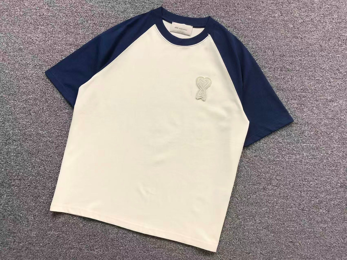 Camiseta AMI Paris Raglan Logo Coração