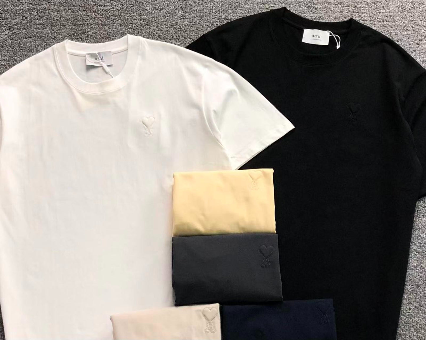 Camiseta AMI Paris Logo Coração Mini Bordado