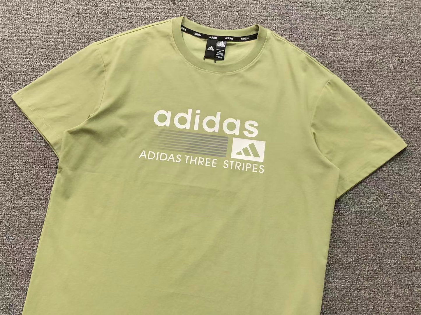 Camiseta Adidas Three Stripes Identity Logo