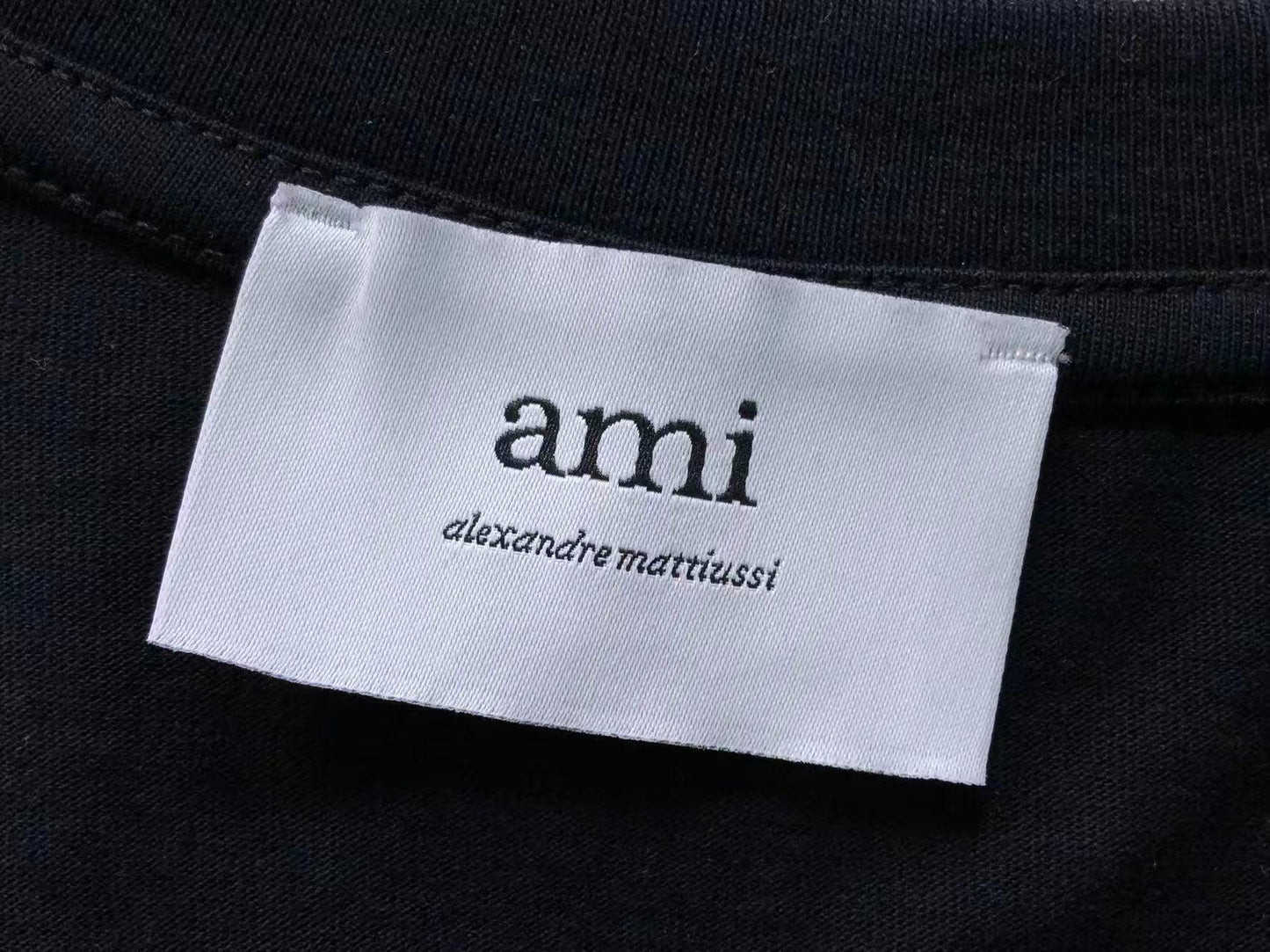 Camiseta AMI Paris Coração Dourado