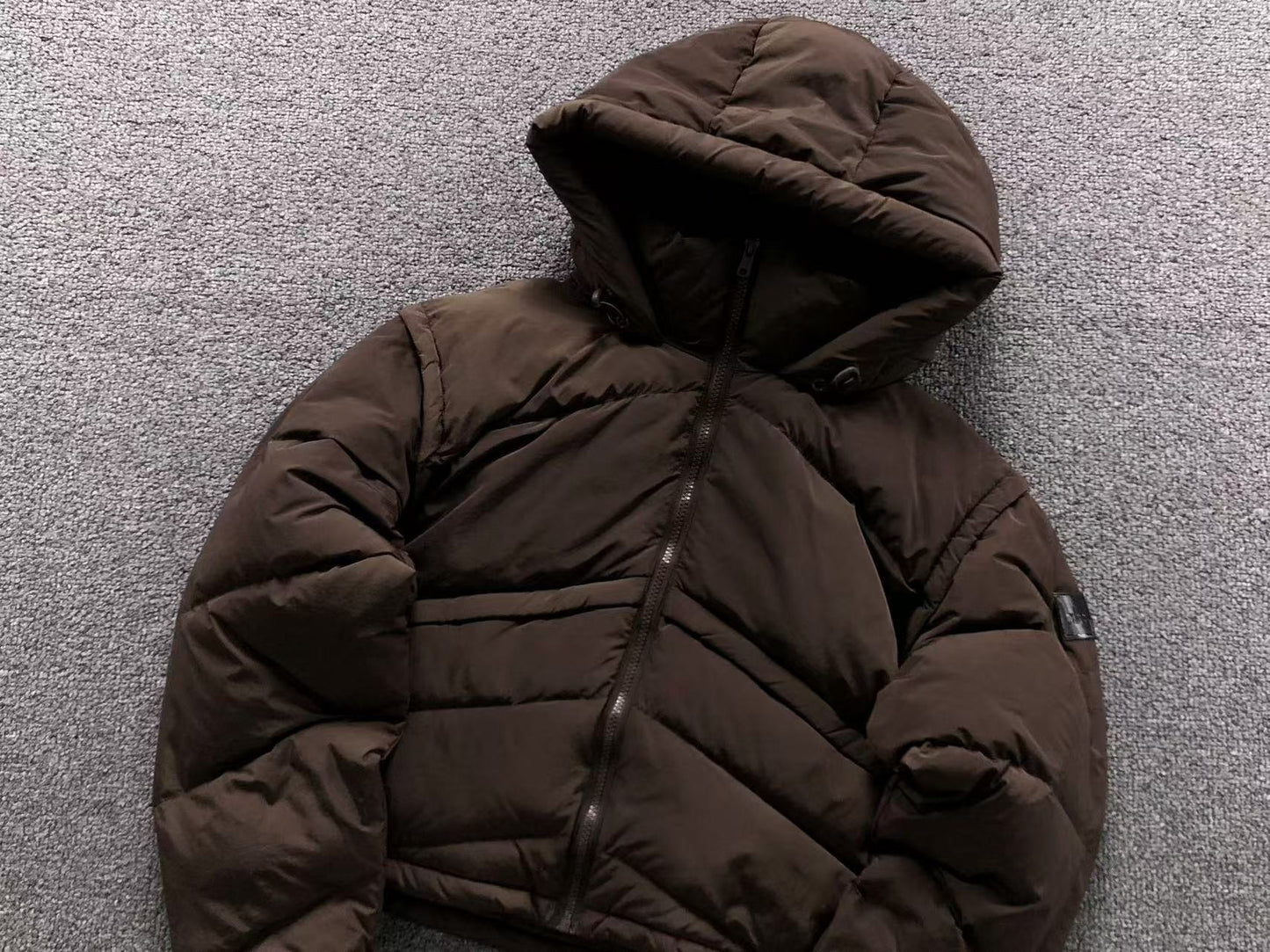 Jaqueta ALO puffer com capuz design V Feminino