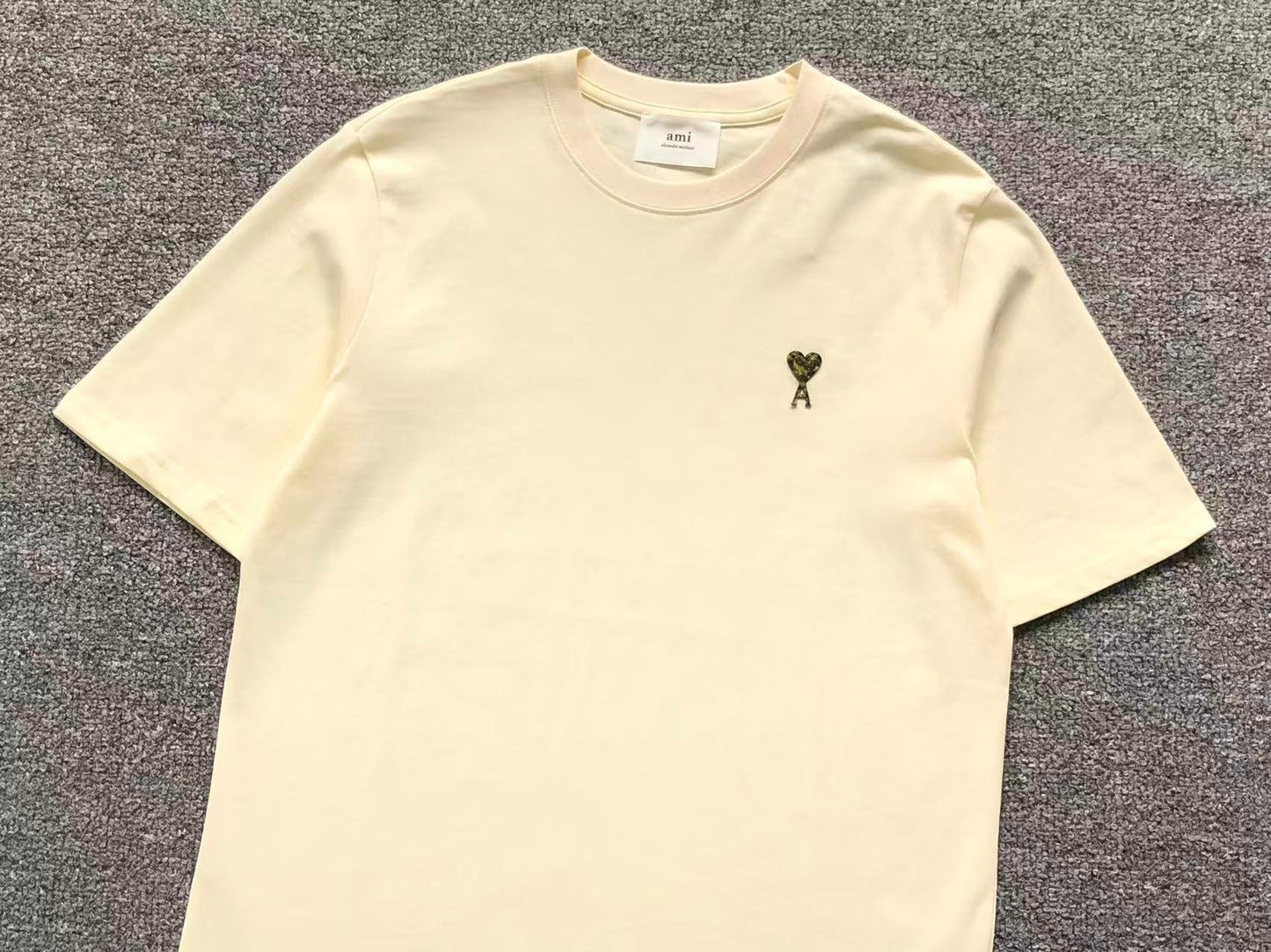 Camiseta AMI Paris Mini Heart Logo Minimal