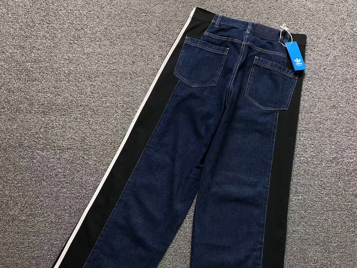 Calça Adidas Jeans Stripe Track Pants