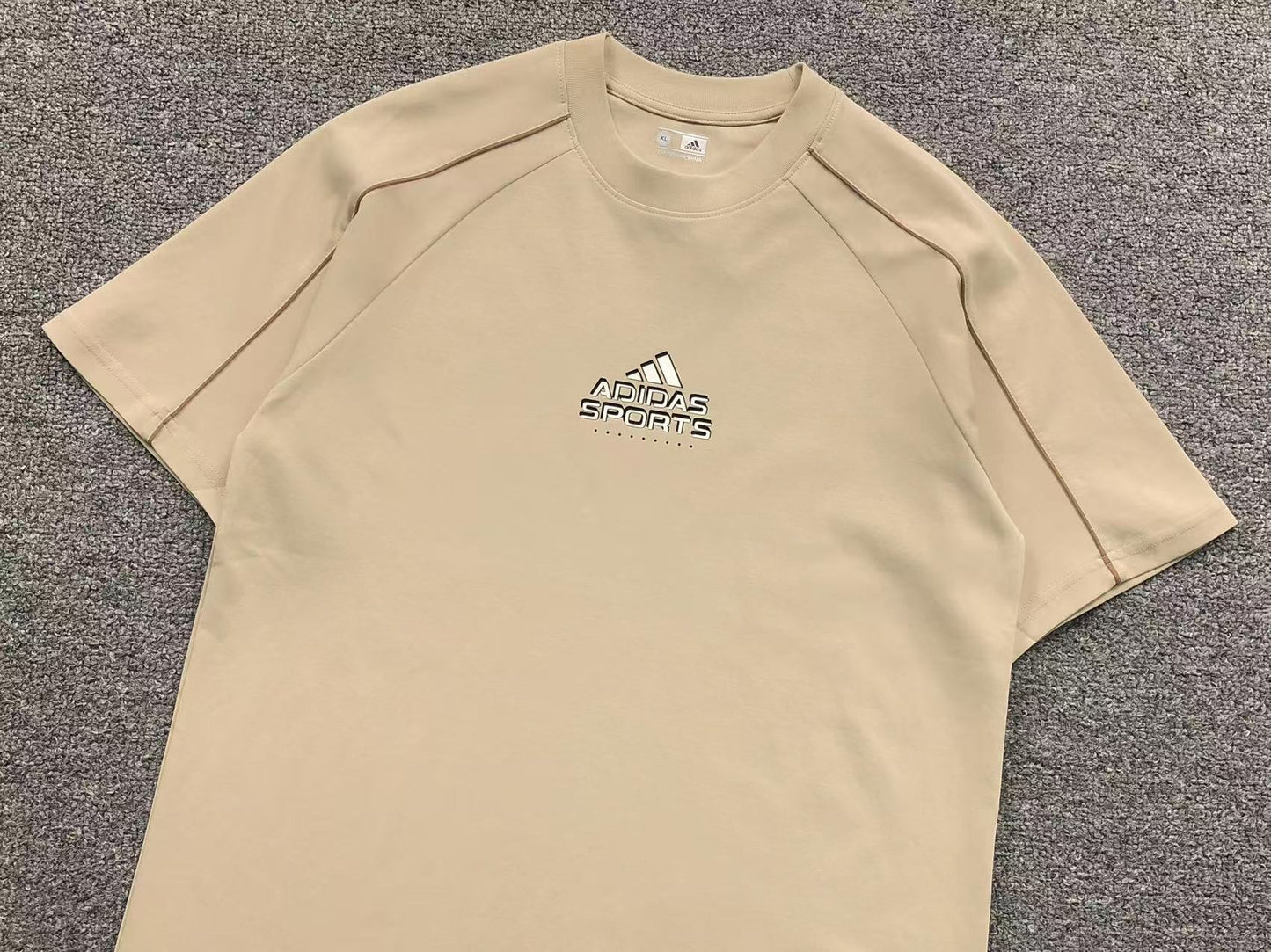 Camiseta Adidas Clean Sport Design