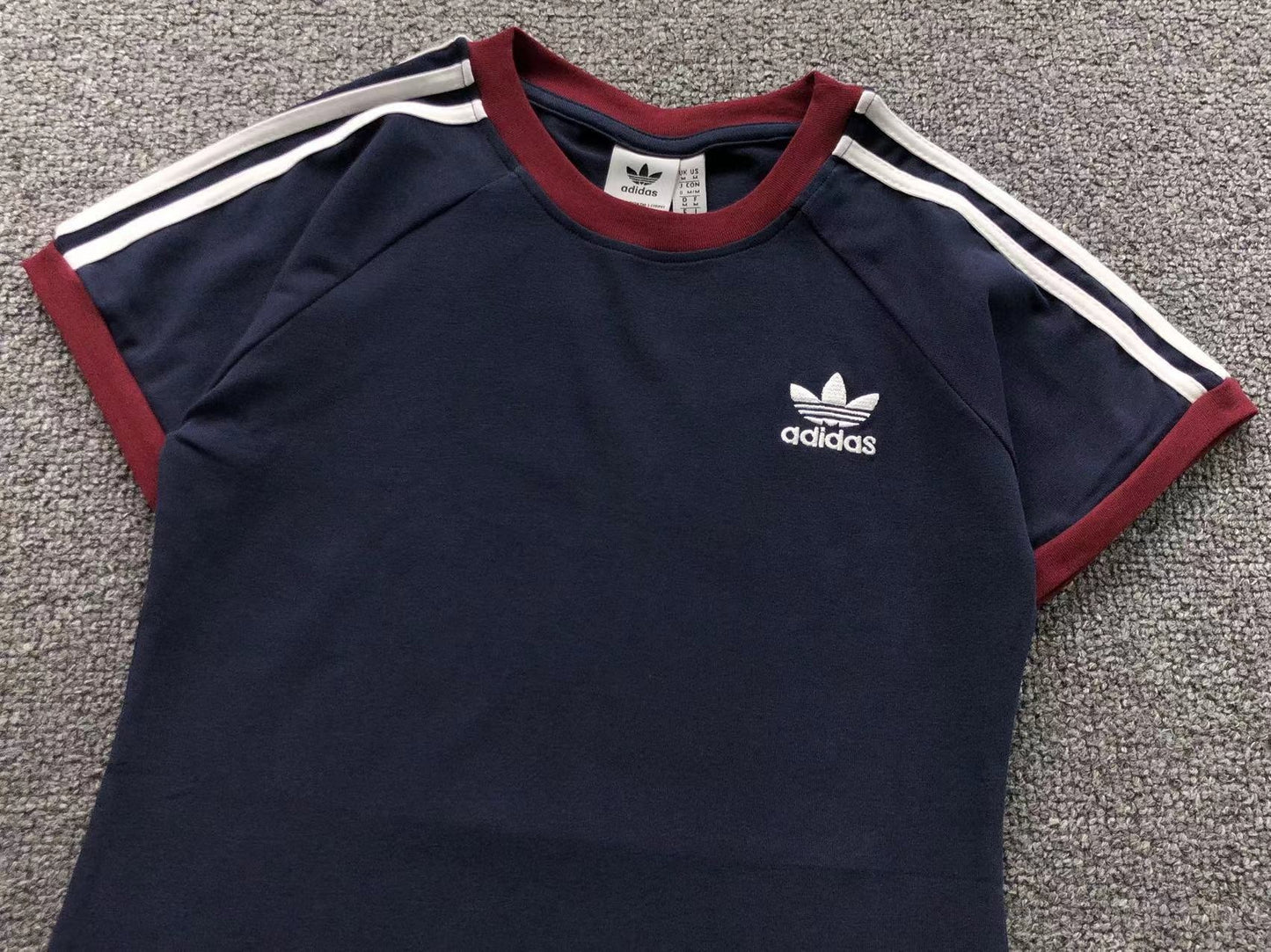 Camiseta Adidas Raglan Core 3-Stripes Feminina